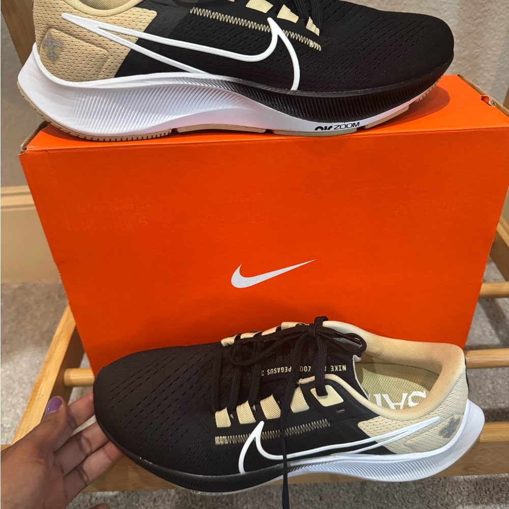 Never Worn - Size 10M- Unisex Nike Black New Orleans Saints Zoom Pegasus 38